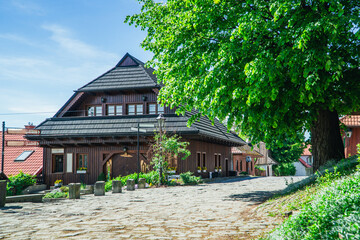 Drewniana zabudowa i brukowane ulice we wsi Lanckorona w województwie małopolskim w Polsce. Drewniane domy powstały w dziewiętnastym wieku. 