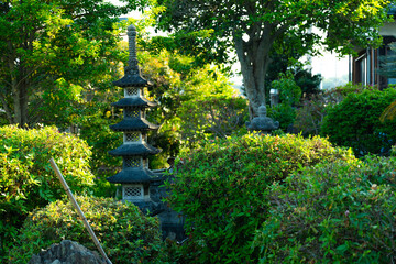 石の五重塔と日本の庭