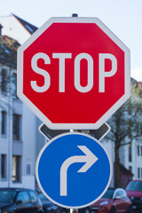 Stopschild, Verkehrsschild Halt! Vorfahrt gewähren, Stop, Verkehrsschild, Richtungspfeil nach rechts, Deutschland