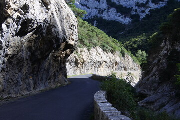 Überhängende Felsen im Gorges de Galamus