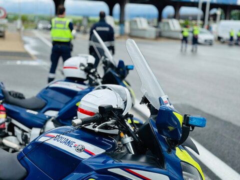 Contr&ocirc;le de douane au p&eacute;age