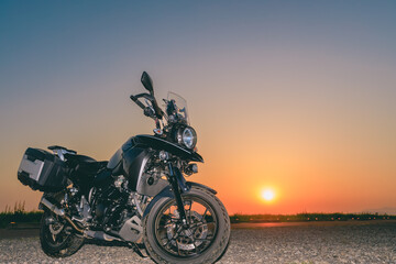夕陽を浴びるバイク