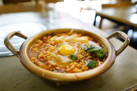 계란라면이 식탁 위에서 올려져 있는 모습