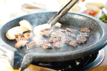 불판 위에 구운 소고기를 자른 모습