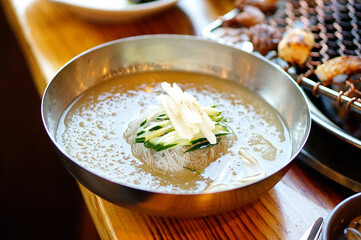 식탁 위에 물 냉면을 확대한 모습