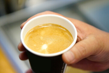 커피가 들어있는 종이컵을 확대한 모습