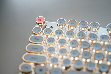 기계식 키보드의 클래식 키 캡을 확대한 모습