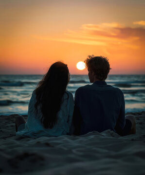 tramonto con giovane coppia 