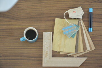 Escritorio con material de dise&ntilde;o de interiores y caf&eacute;