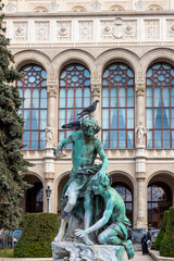 Obraz premium statue in the garden, pidgeons