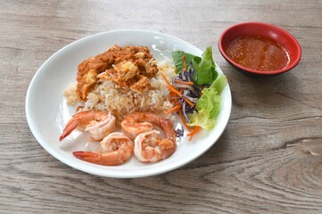 fried shrimp garlic and egg omelet with plain rice couple salad on plate dipping spicy chili sauce cup