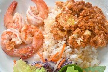 fried shrimp garlic and egg omelet with plain rice couple salad on plate dipping spicy chili sauce cup