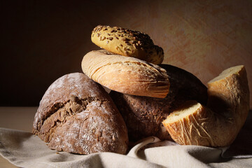 Dal panettiere, still life con vari tipi di pane in primo piano