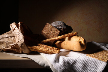 Dal panettiere, still life con vari tipi di pane in primo piano