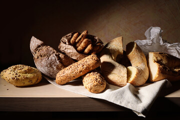 Dal panettiere, still life con vari tipi di pane in primo piano