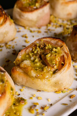 Girelle di pasta di pizza cotte al forno e ripiene di mortadella, mozzarella, pesto di pistacchio e...