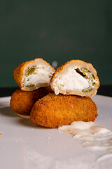 Jalapenos ripieni di burrata pugliese, impanati, fritti e serviti come antipasto in un pub
