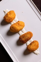 Jalapenos ripieni di burrata pugliese, impanati, fritti e serviti come antipasto in un pub