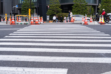 日本の横断歩道と工事用コーン