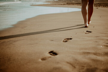 paseo por la arena en la playa