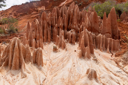 Die Spitzen der roten Tsingys entstehen durch Erosion