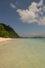 tropischer Strand einer Insel in Indonesien