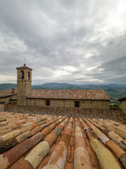 zabytkowe budynki pokryte ceramiczną dachówką w San Marino we Włoszech  © Kamil_k2p