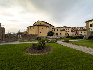 Obraz premium stare żółte kamienice w miasteczku we Włoszech