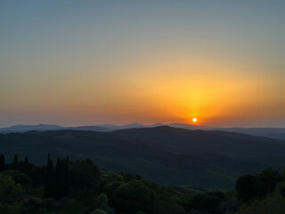 zachód słońca nad wzgórzami Toskanii 