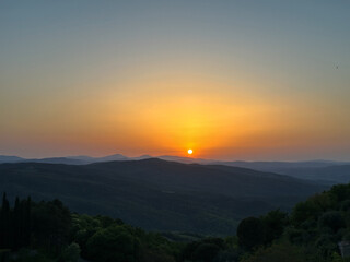 Fototapeta premium zachód słońca nad szczytami gór w Toskanii