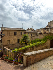 stare kamienice we włoskim miasteczku w Toskanii © Kamil_k2p