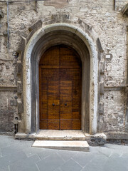 stare drewniane drzwi do kamienicy wykonanej z kamienia, Piękne dzieło artysty
