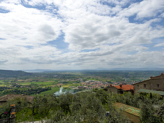 Naklejka premium panorama na dolinę widziana ze starego miasta w Cortonie we Włoszech 