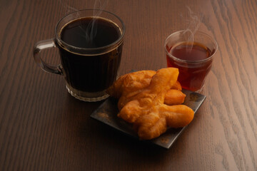 Hot black coffee and hot Chinese tea Eat with fried dough snacks.