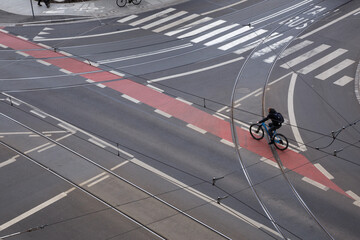 Skrzyżowanie w mieście i rowerzysta