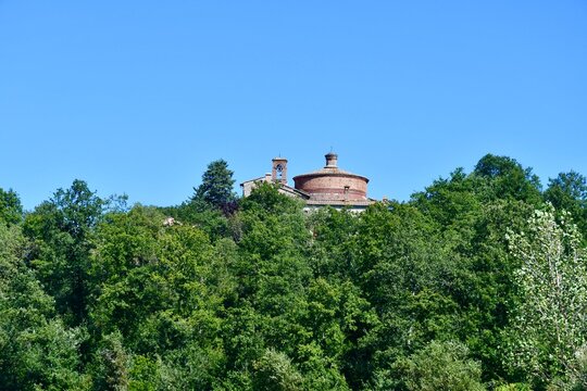 Punte del Campanile e Cupola della abbazia di San Gargano . Chiusdino. Siena . Visto dal basso della collina