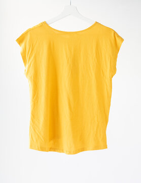 Blusa amarilla en percha
