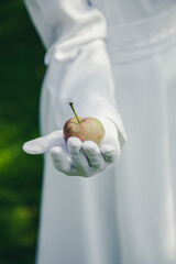 Jabłko w dłoni dziecka idącego do komunii