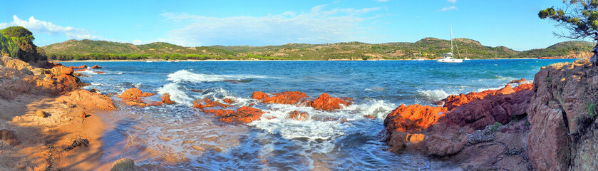 Rondinara Bay, in the Bouches de Bonifacio nature reserve in Corsica, is considered one of the most beautiful bays in Europe for good reasons: shell shape, fine sand, turquoise waters, colorful rocks