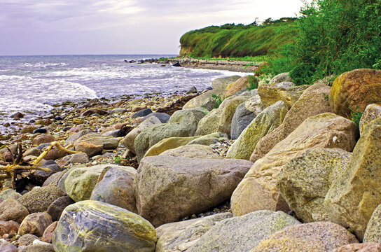 Felsen am Strand von Vesborg unterhalb eines Leuchturms auf der Kattegatinsel Sams&oslash;