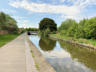 Fototapeta premium A view of the Shropshire Union Canal near Ellesmere on a sunny day 
