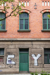 Graffiti an alter Fassade