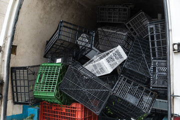 Viele Plastikkörbe im Laderaum eines Kleintransporters, Barcelona, Spanien