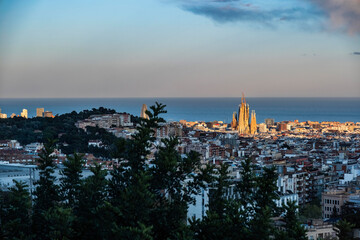 Blick vom Tibidabo im Abendlicht auf die Sagrada Familia und die Stadt Barcelona, Spanien