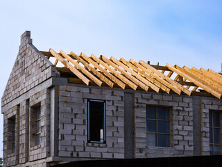 building a house from a gas silicate block, installing a roof