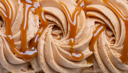 Gros plan sur de la crème glacée, texture crémeuse d’une glace marron au caramel, avec du coulis de caramel