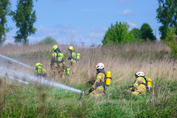 Strażacy gaszą pożar 