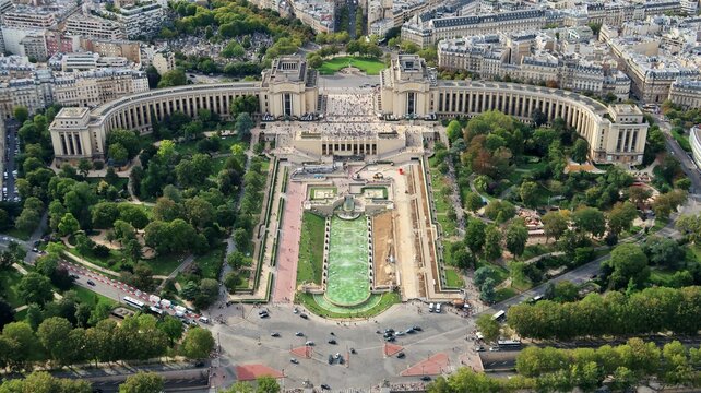Vue a&eacute;rienne panoramique sur la ville de Paris, avec la place du Trocad&eacute;ro, le Palais de Chaillot et les jardins du Trocadero (France)
