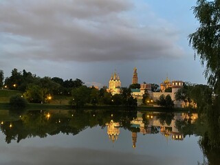 Naklejka premium reflection of the monastery in the pond