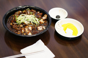 식탁 위에 짜장면을 확대한 모습